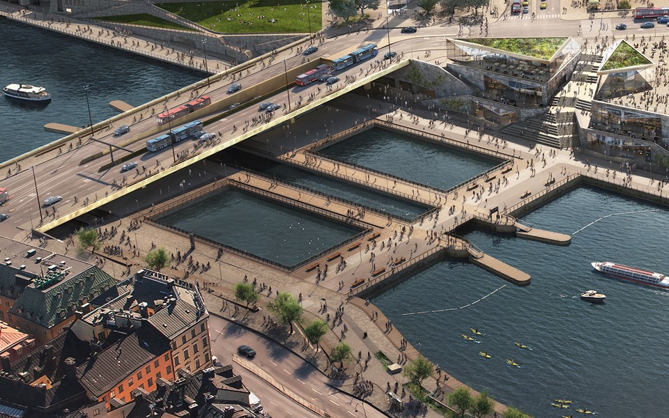Illustration av nya Slussen, vy från Gamla stan mot Södermalm. Mellan öarna finns broar som bildar ett torg på vattnet. Människor och fordon är i rörelse runt hela området. Illustration: DBOX/Foster + Partners